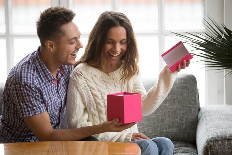 14 Gifts to NEVER Give Your Wife 